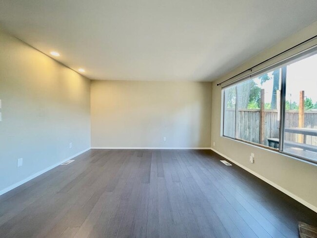 Building Photo - 2 bedroom in Kirkland WA 98034
