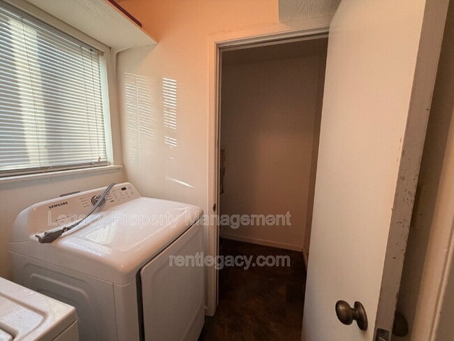 Building Photo - 1427 Bel Air Dr