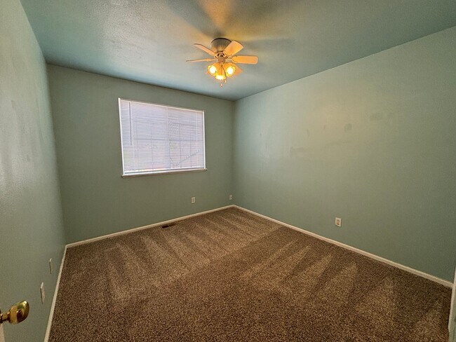 Building Photo - 3 bed, 2 1/2 bath single family home avail...