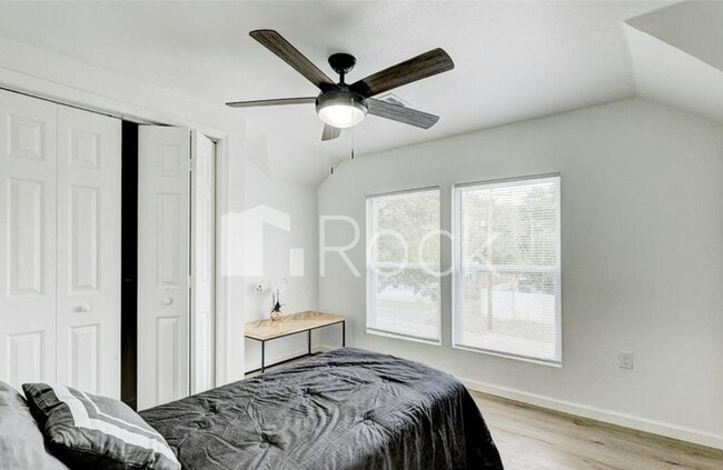 Building Photo - 4 Bedroom Home with 2.5 Bathrooms on a Corner Lot near Plaza District