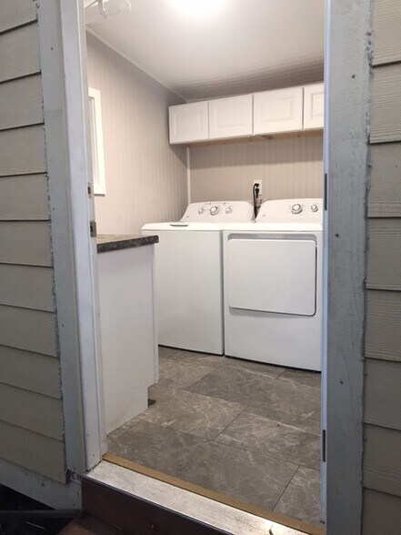 laundry room (out the back door) - 10512 Jardine Ave