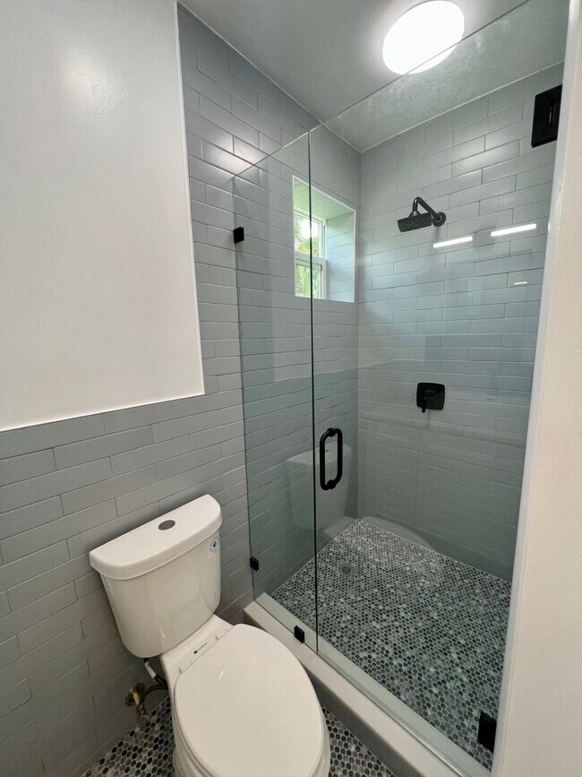 Building Photo - Fully Renovated 3/3 Northwood Home with Gu...