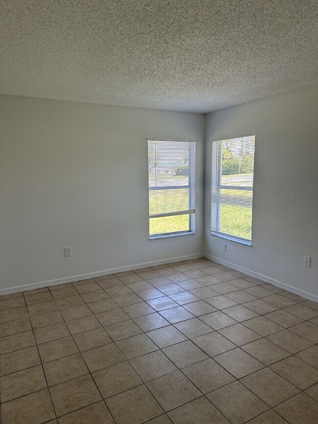 Building Photo - 4 Bedroom, 2 Bathroom, 2 Car Garage Home o...