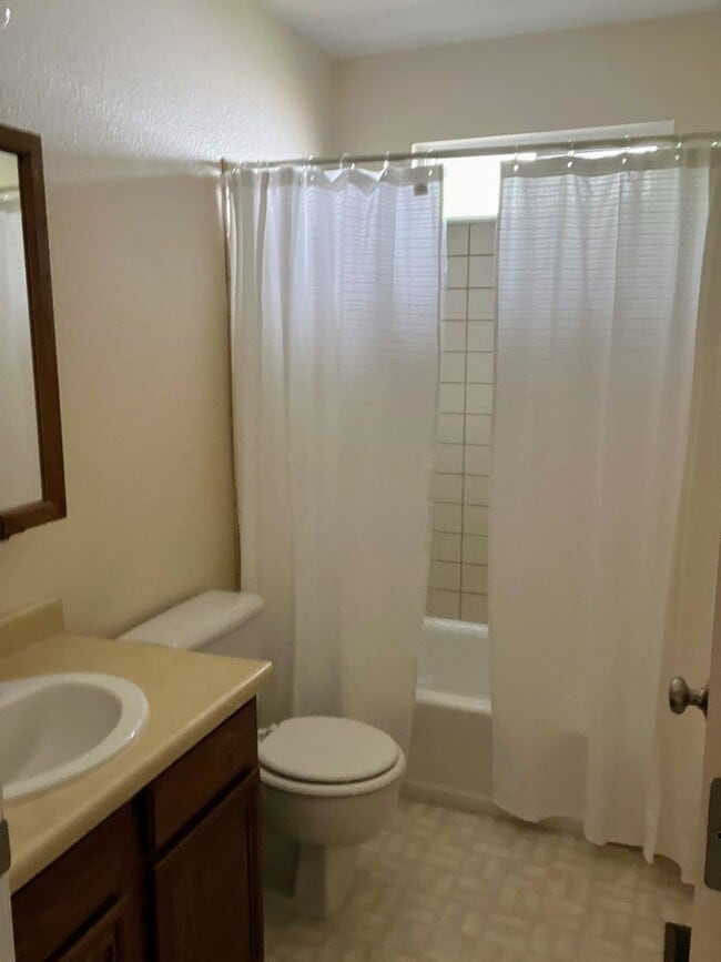 Building Photo - beautiful home in downtown gardnerville