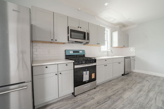 Building Photo - 194 N Chestnut St