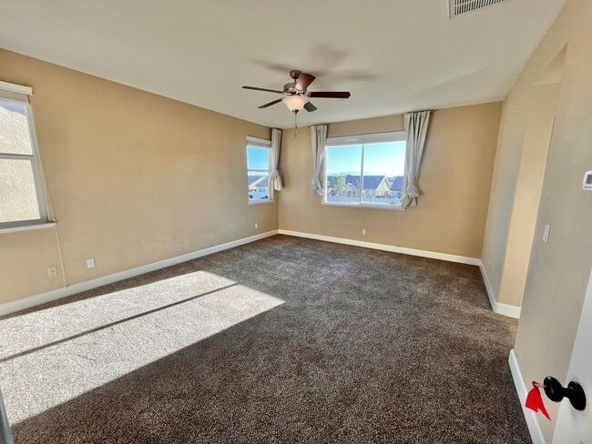 Building Photo - Beautiful 5 bed 3 1/2 bath with SOLAR! Great location!