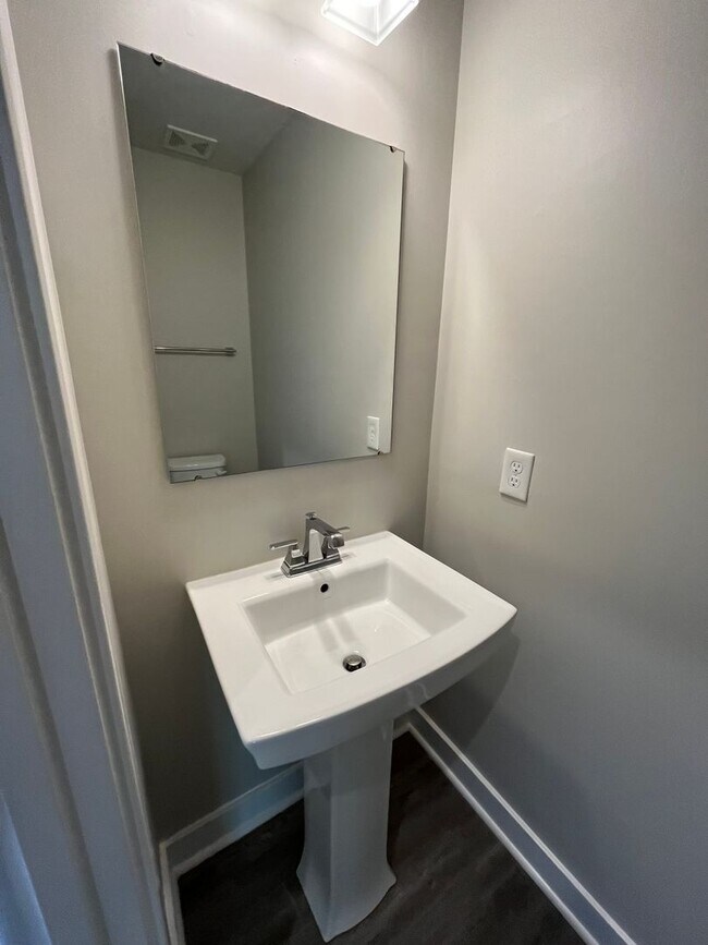 Building Photo - 3 Bed 2 Bath Townhome Located in Simpsonville