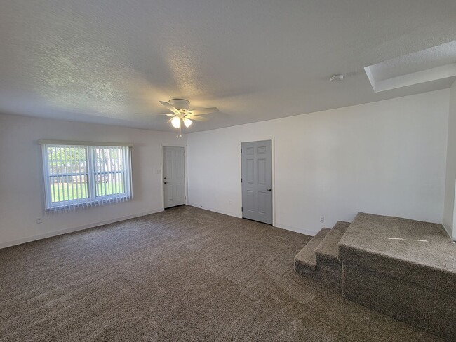 Building Photo - 3 Bed 2 Bath House