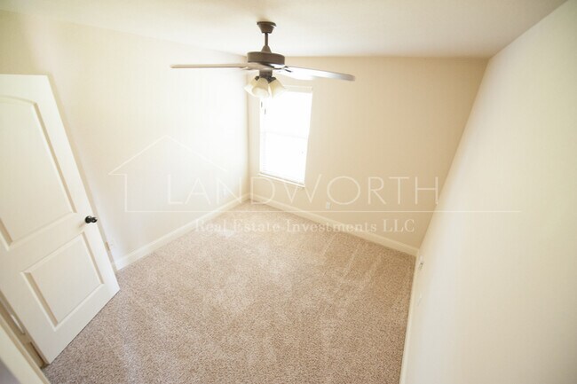 Building Photo - 3 bed 2 bath Beautiful Property