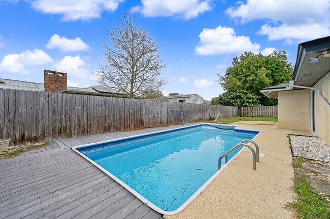 Building Photo - 6 Pinehurst Dr