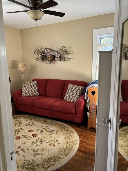 back bedroom - 4124 Seneca St