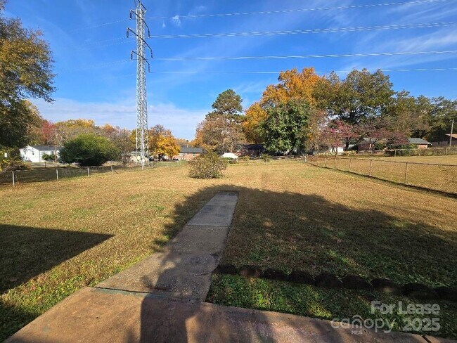 Building Photo - 910 Holly Dr