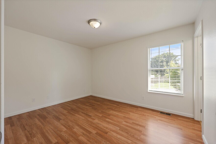 Building Photo - 206 W Edison St