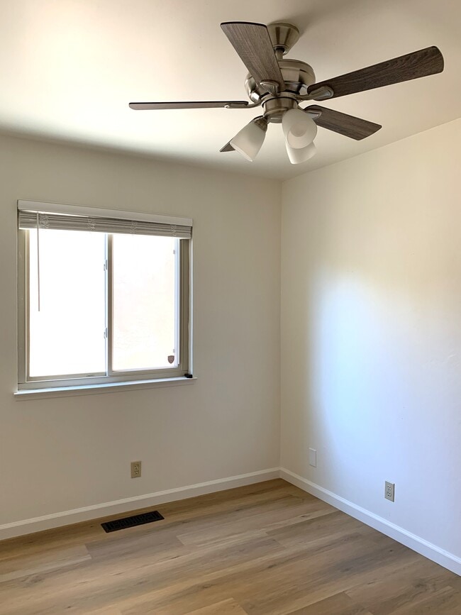 Building Photo - 16 Fairway Pl