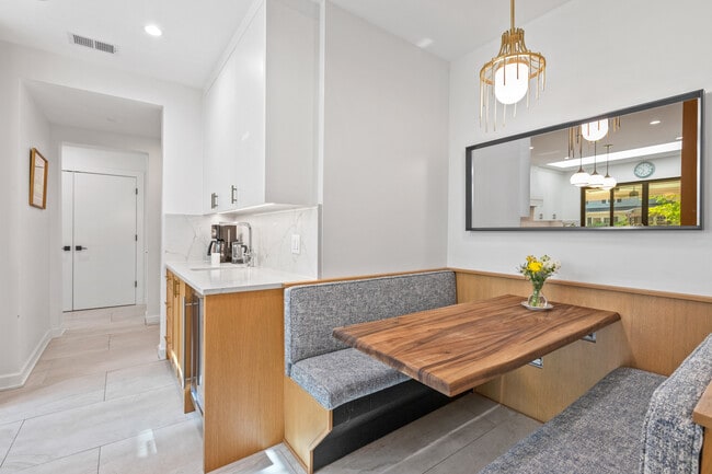 Building Photo - 9526 Lawndale Ave