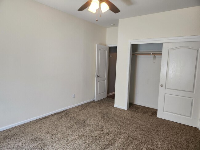 Building Photo - 682 W Forest St