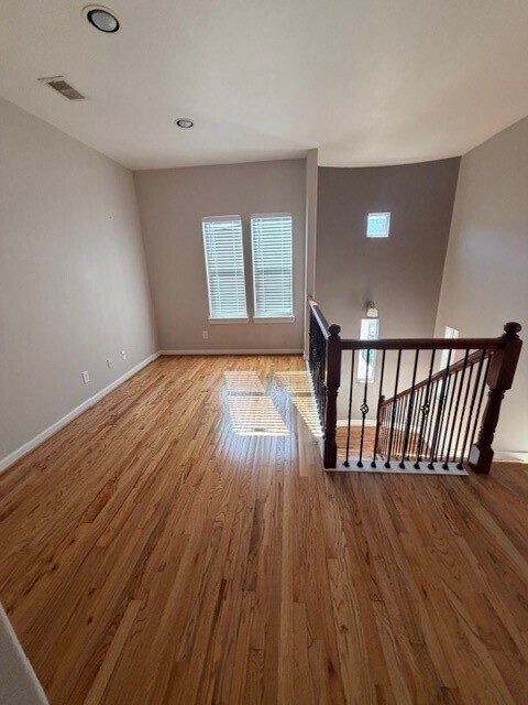 Building Photo - 1141 W 24th St