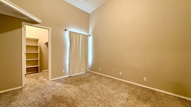 Building Photo - Upper-level condo