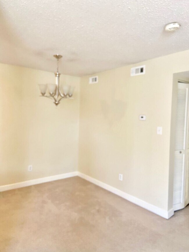 Building Photo - 2BD/1BA Condo in the Heart of Virginia Beach! Water Included!