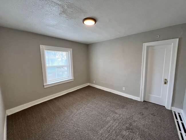 Building Photo - Upstairs 2-Bed, 1.5-Bath Duplex