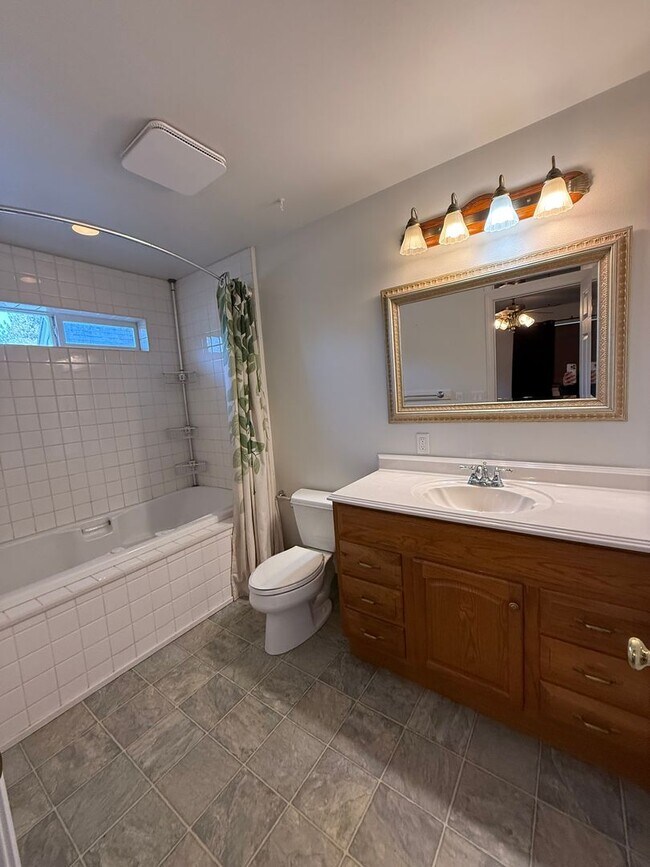 Building Photo - Spacious South Hill Home