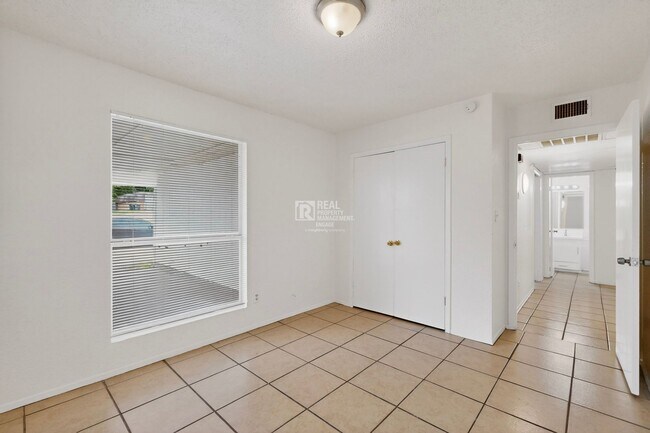 Building Photo - 6808 Trail Lake Dr