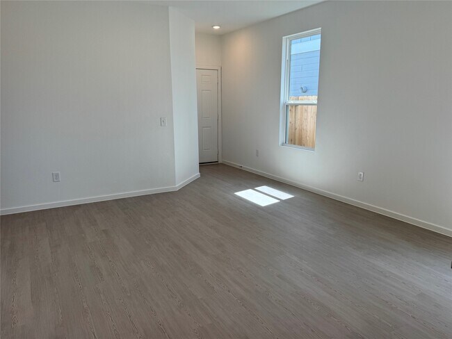 Building Photo - 26013 Hampshire Dr