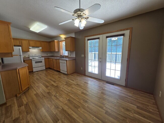 Building Photo - 4 Bedroom 2 Bathroom Home on 5 Acres with Shop, New Deck & Attached Garage