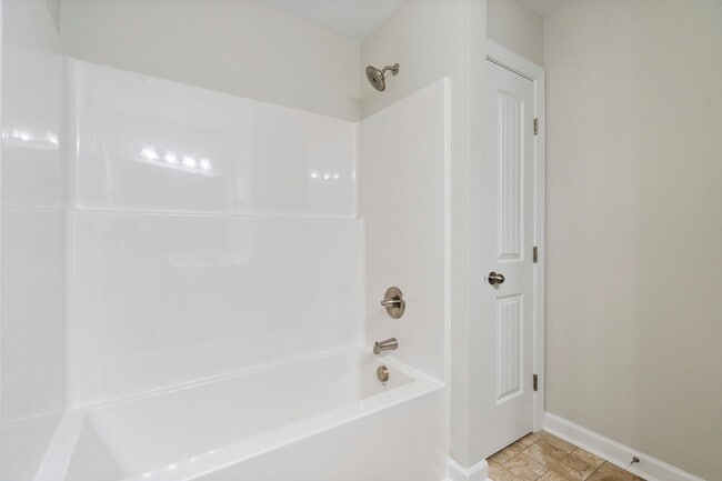 Building Photo - READY NOW! Spacious 5 bedroom w Bonus & 3.5 Bath Two Story Home on Cul-de-sac