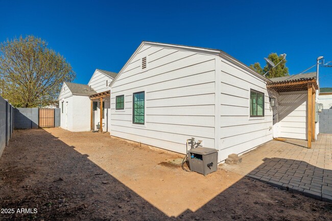 Building Photo - 345 W Wilshire Dr