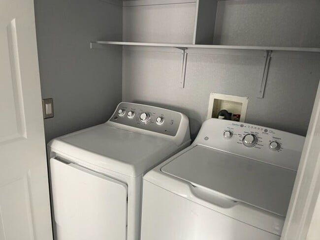 Building Photo - 2 Bedroom Condo in Silverado Ranch!