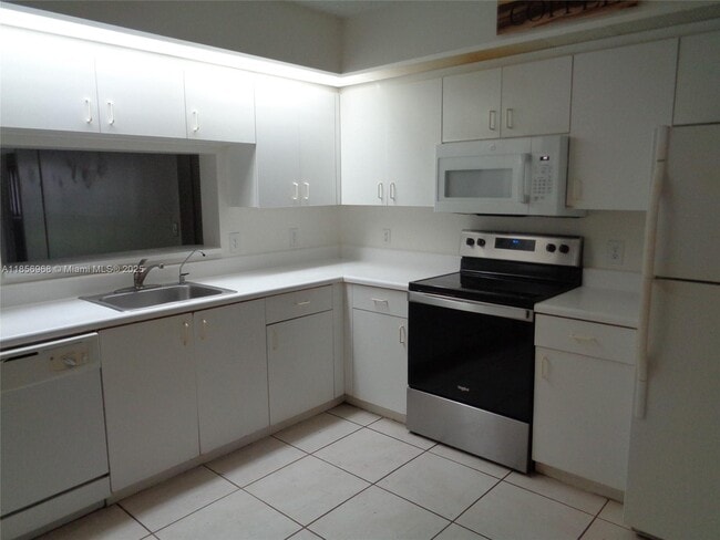 Building Photo - 901 SW 138th Ave
