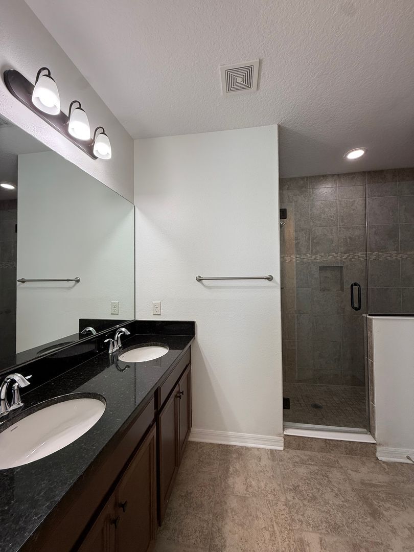Building Photo - 2-bedroom, 2.5-bath townhome located in Ea...