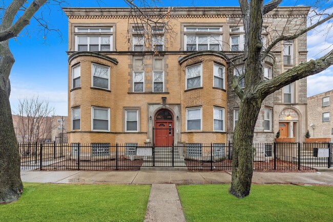Primary Photo - 4734 S St Lawrence Ave