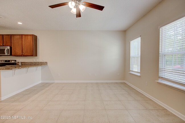 Building Photo - 417 Oasis Ln