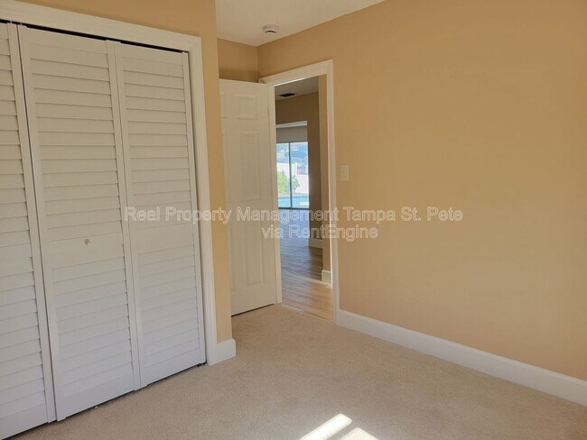 Building Photo - 1985 Cove Dr