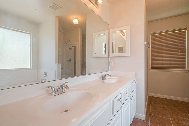 Building Photo - Spacious 3-Bedroom, 2-Bathroom Home with F...