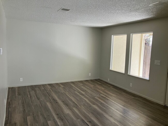 Building Photo - 2025 Wylie Dr