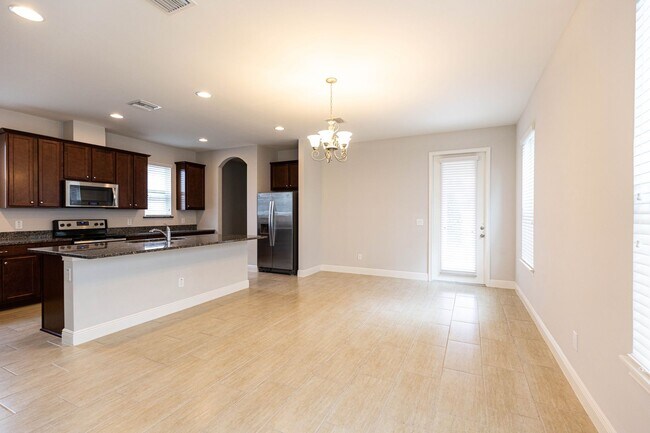 Building Photo - AVAILABLE ON 06/01 - 3 bedroom and 2.5 bat...