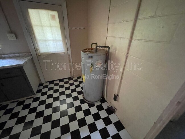 Building Photo - 415 Rocky St