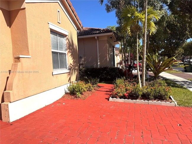 Building Photo - 3725 NE 23rd Ct