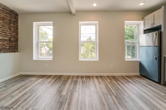 Building Photo - 38 Willowdale Ave
