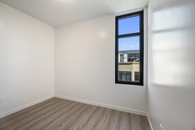Building Photo - New Contemporary Sunny Apartment With Views