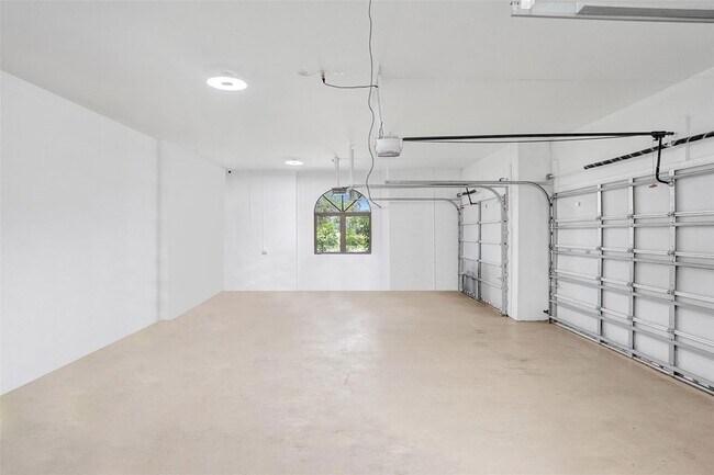 Building Photo - 2582 SE 9th St