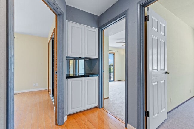 Building Photo - Updated 3 Bedroom Duplex in Hayward with G...