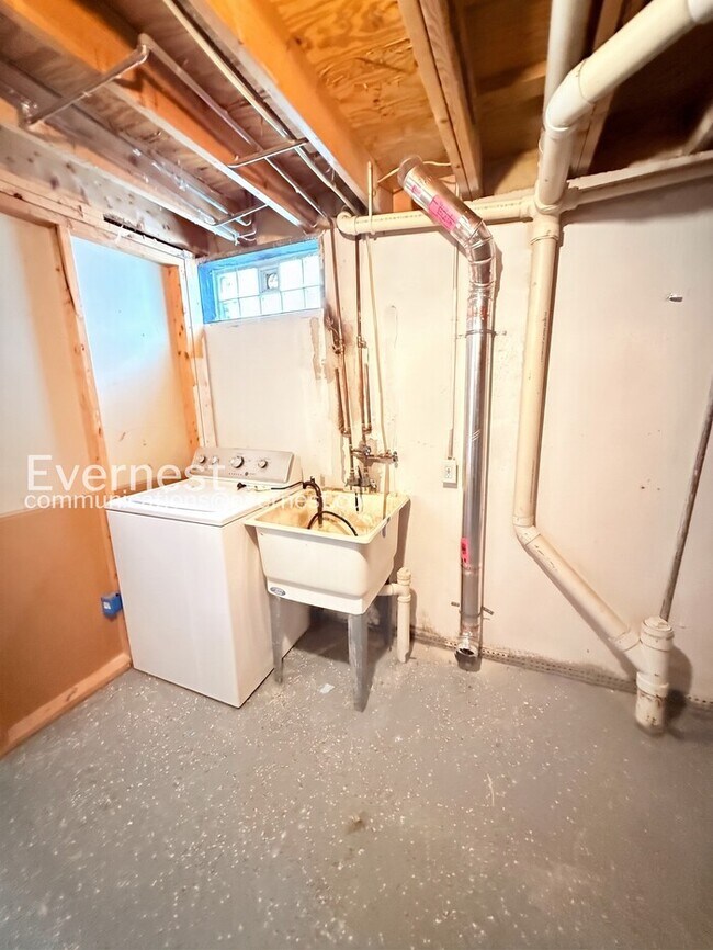 Building Photo - 3 Bed, 1 Bath Home with Modern Amenities  / Pet-Friendly / Vouchers Accepted / Available Now!