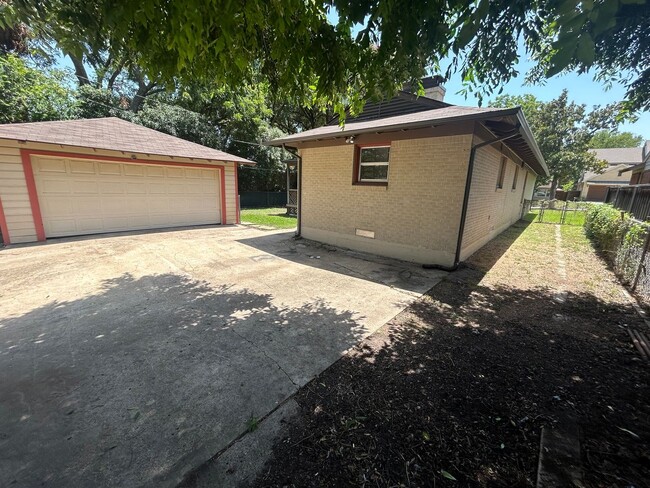 Building Photo - Great Old Lake Highlands Location!