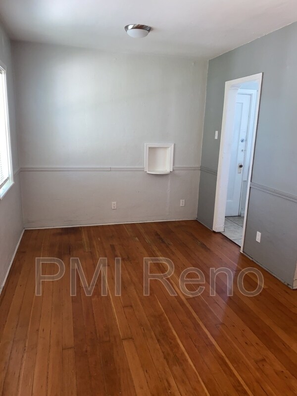Building Photo - 648 Moran St
