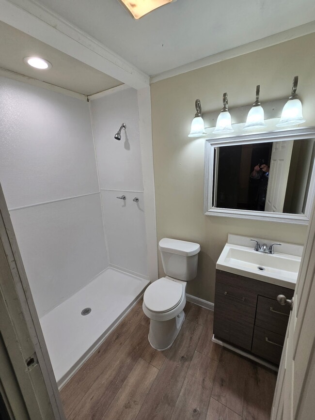 Building Photo - 140 Ambroise St