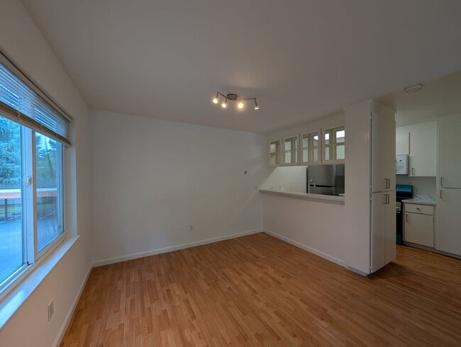 Building Photo - 3 bed / 2 bah Condo. Hardwood floor, forced heat, lots of HOA amenities